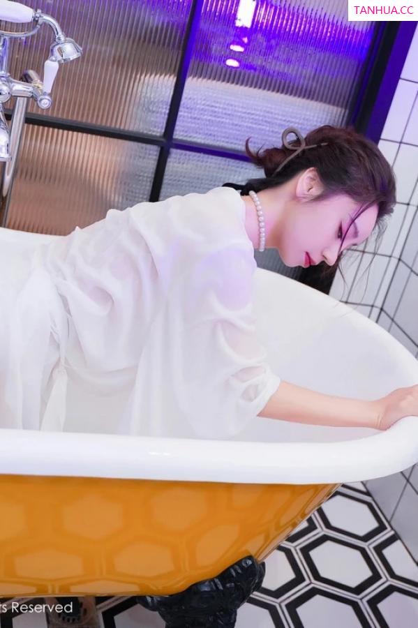   [XiuRen]高清写真图 2024.03.25 No.8283 苏曼兮 黑丝美腿第64张图片